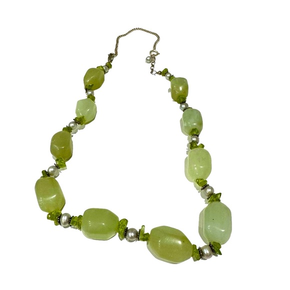 Vintage green crystal and pearl beaded necklace. EUC - Picture 2 of 2